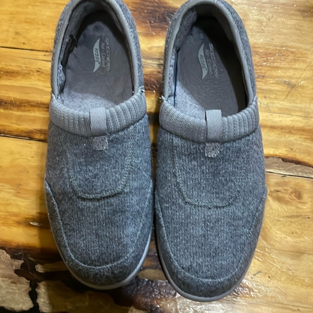 Sketchers Women’s Go Lounge Shoes size 8 in gray.  Have arch fit